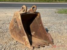 30" CAT TOOTH BUCKET WITH SIDE CUTTERS