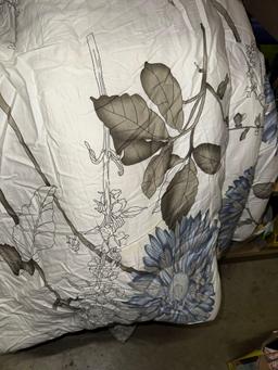 Queen Size Floral Print Comforter - in good condition