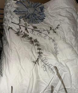 Queen Size Floral Print Comforter - in good condition