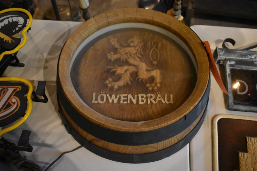 LOWENBRAU LIGHTED BEER KEG SIGN - IT WORKS