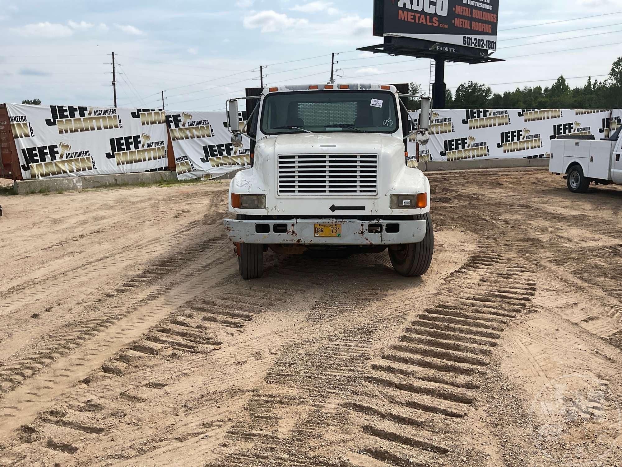 1995 INTERNATIONAL 4900 4X2 SINGLE AXLE DUMP TRUCK VIN: 1HTSDAANXSH261608