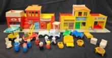 FISHER PRICE PLAY FAMILY LITTLE PEOPLE TOWN WITH ACCESSORIES