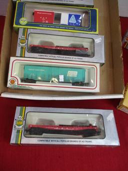 Mixed HO Scale Railroad Cars-Lot of 8 A
