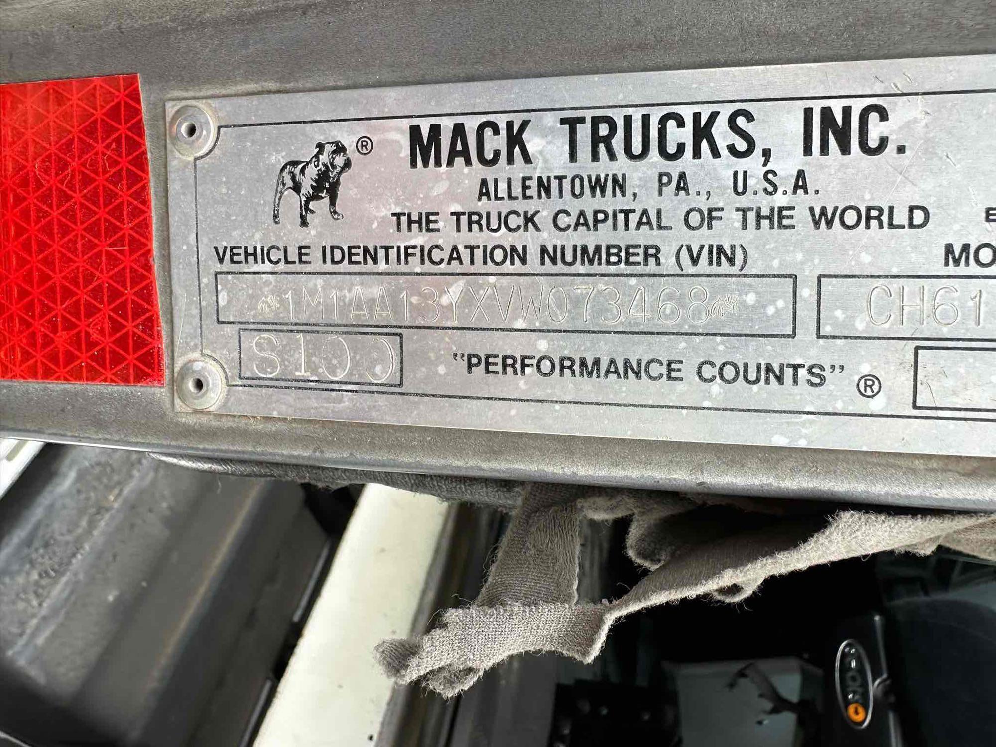 1999 Mack CH 613 Fuel Lube Truck