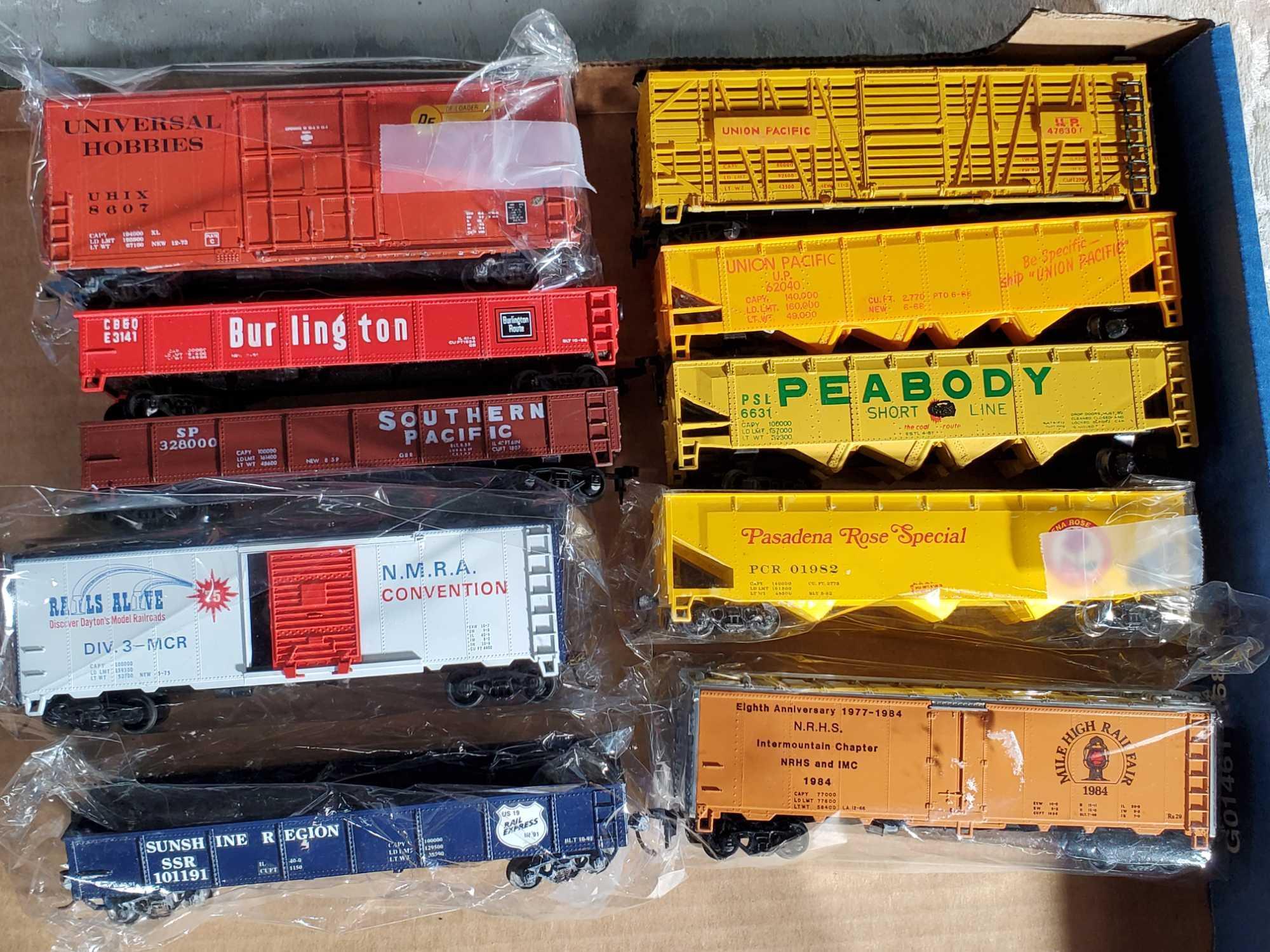 2 Flats of Vintage HO Train Cars and Accessories