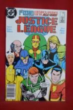 JUSTICE LEAGUE #1 | KEY 1ST APP OF MAXWELL LORD - NEWSSTAND!
