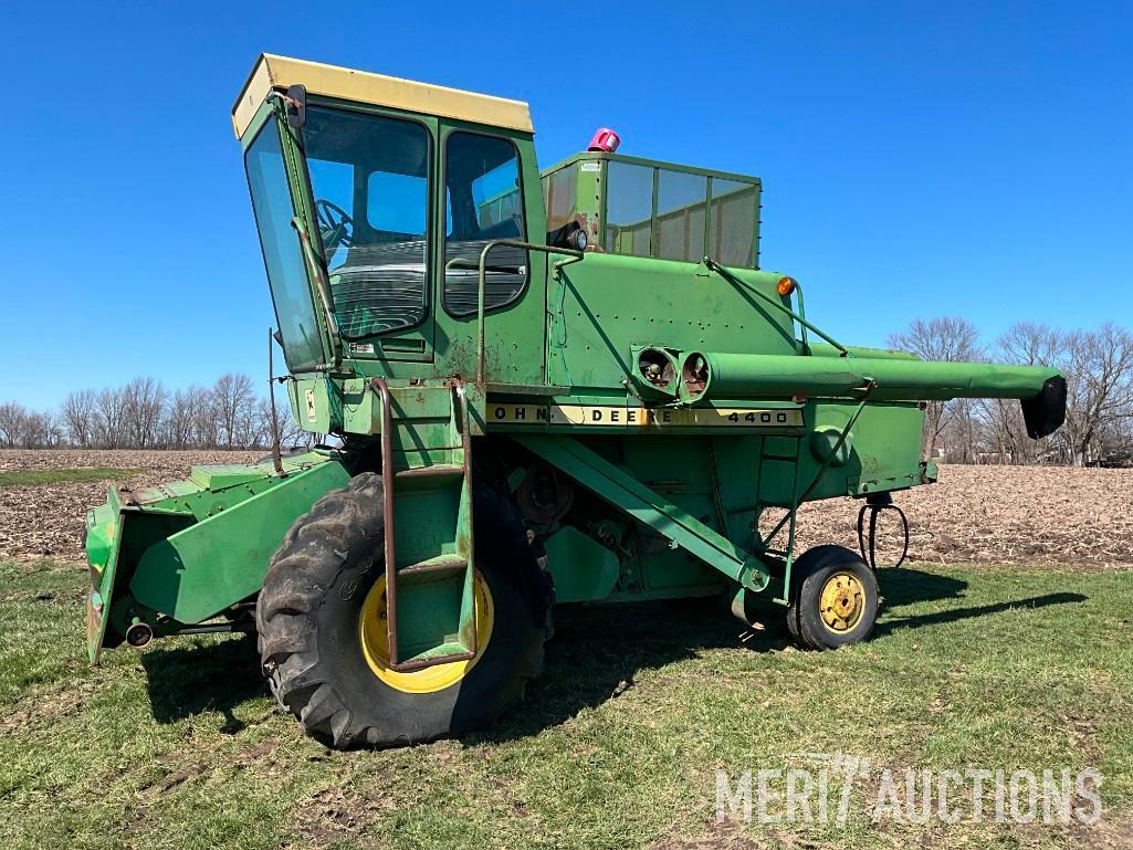 John Deere 4400 diesel combine