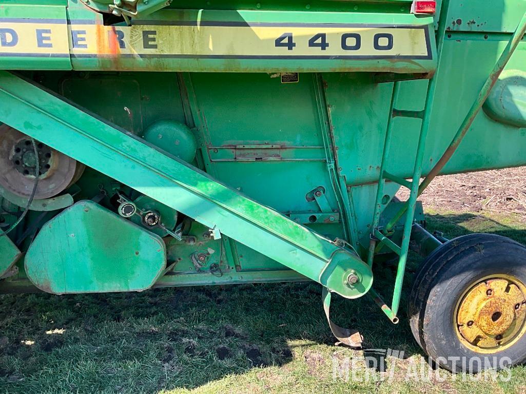 John Deere 4400 diesel combine