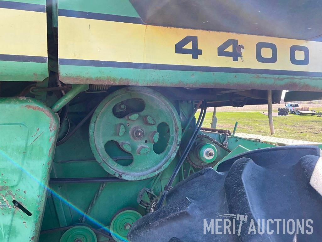 John Deere 4400 diesel combine