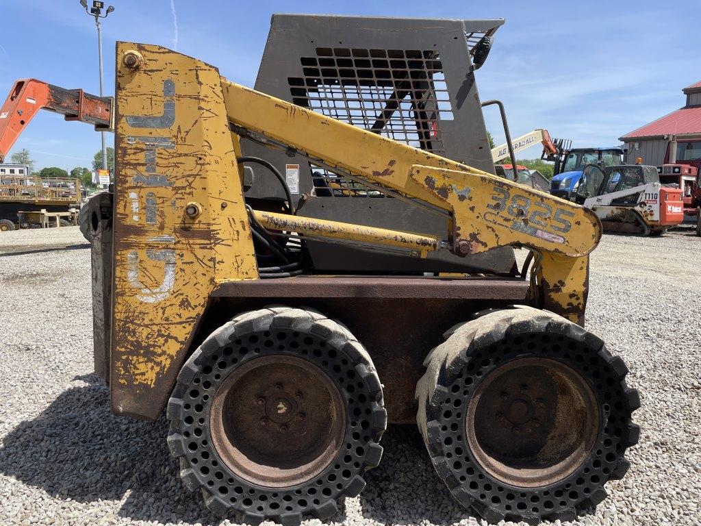 Gehl 3825 Wheel Skid Loader