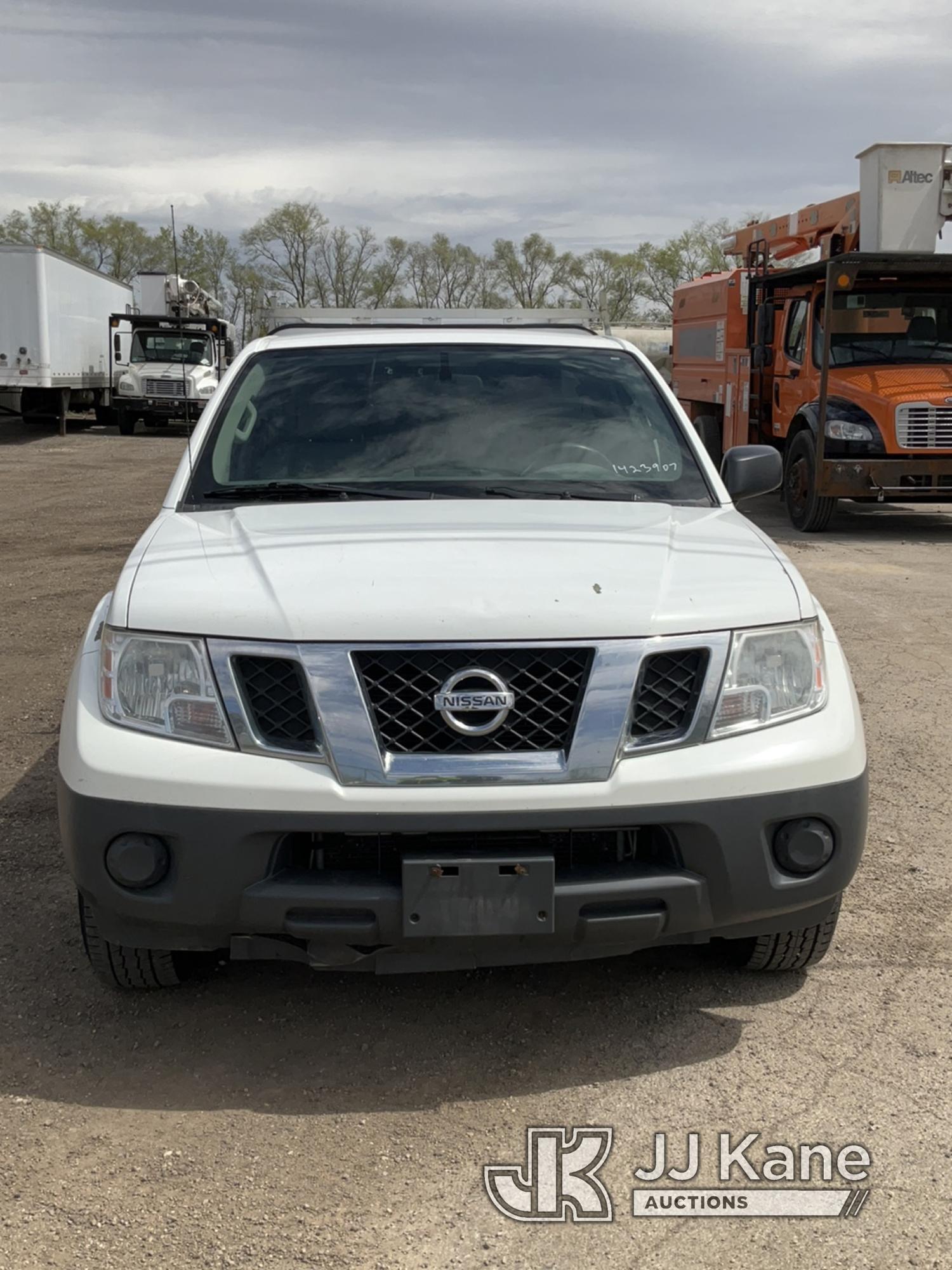 (South Beloit, IL) 2016 Nissan Frontier Extended-Cab Pickup Truck Runs & Moves) (Body/Paint Damage,