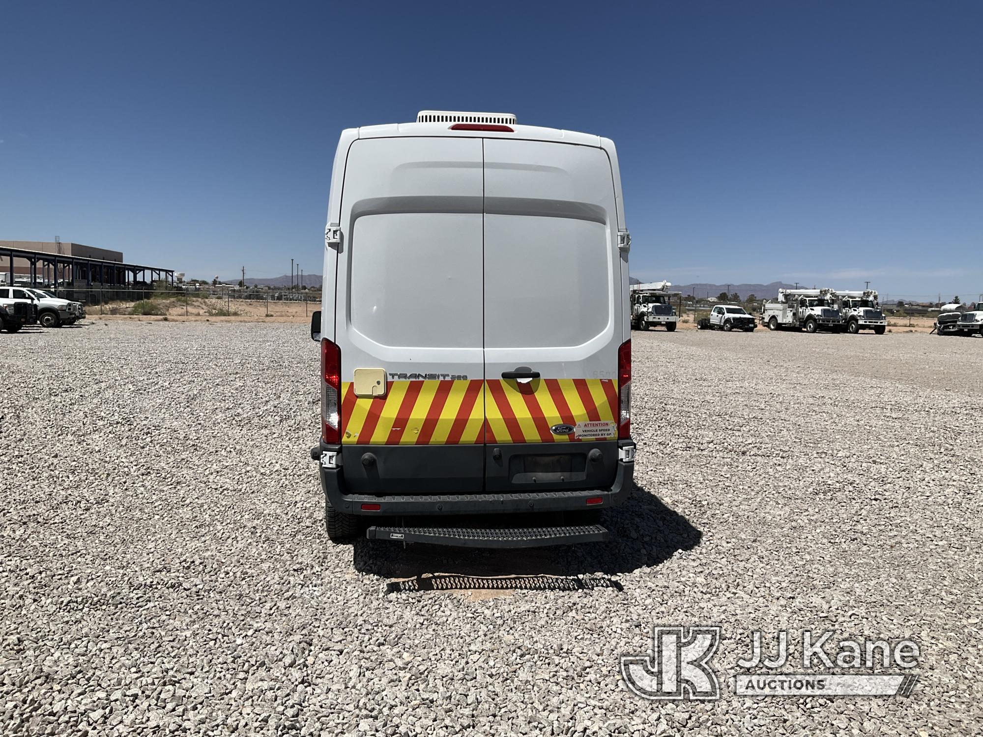 (El Paso, TX) 2015 Ford Transit-250 4x4 Cargo Van Runs & Moves)