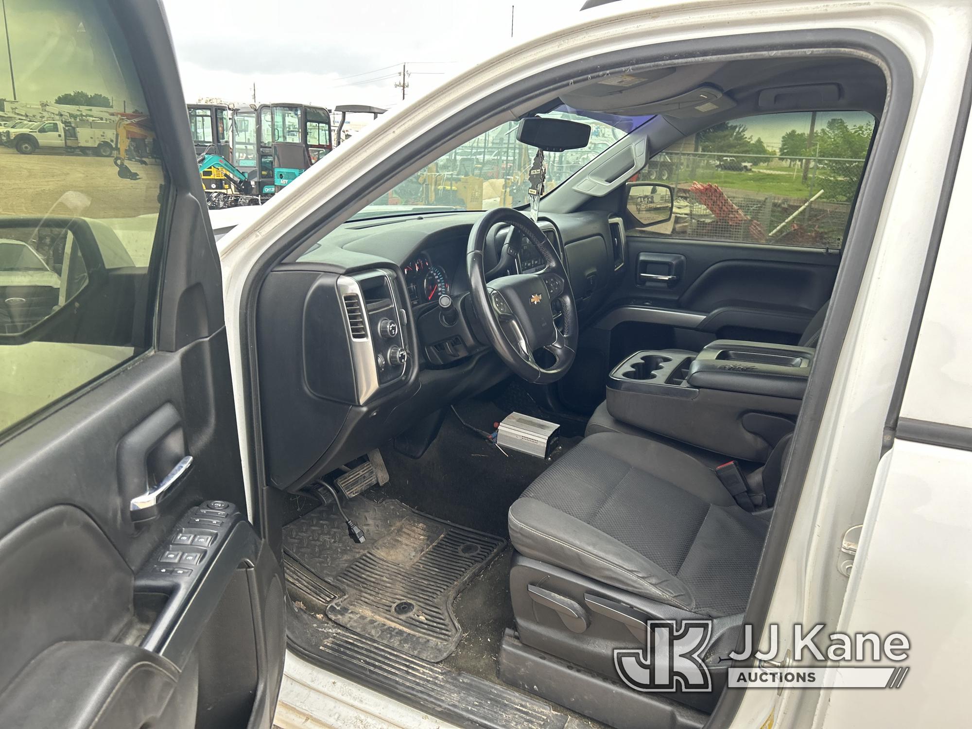 (Waxahachie, TX) 2018 Chevrolet Silverado 1500 4x4 Crew-Cab Pickup Truck Runs & Moves Rough) (Engine