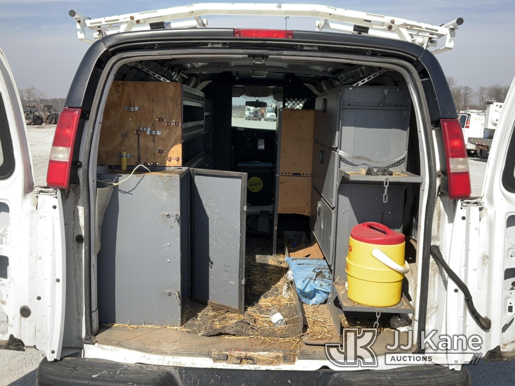 (Hawk Point, MO) 2012 Chevrolet Express G2500 Cargo Van Runs & Moves) (Paint damage)