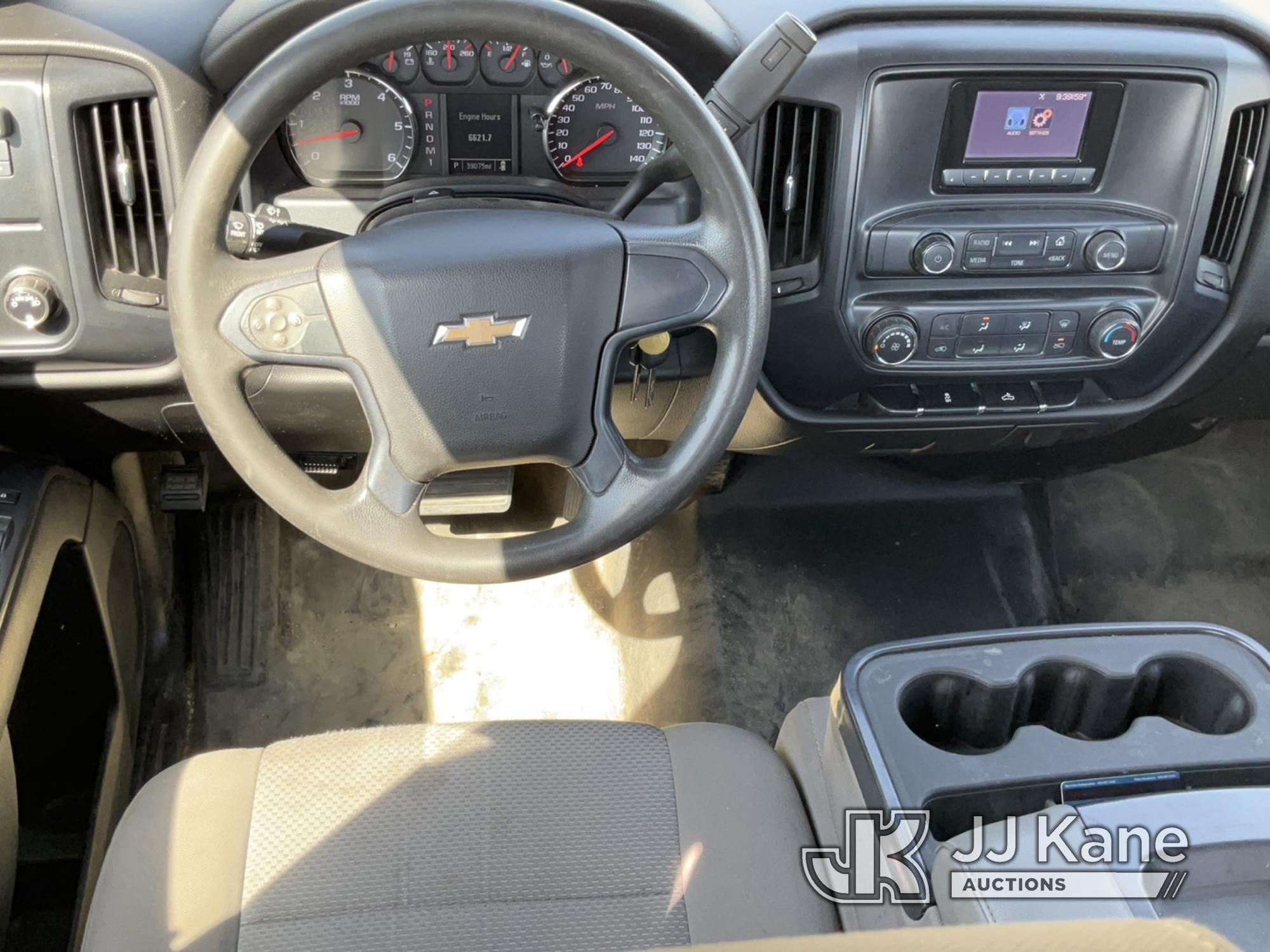 (South Beloit, IL) 2015 Chevrolet Silverado 2500HD Extended-Cab Pickup Truck Runs & Moves) (Body Dam