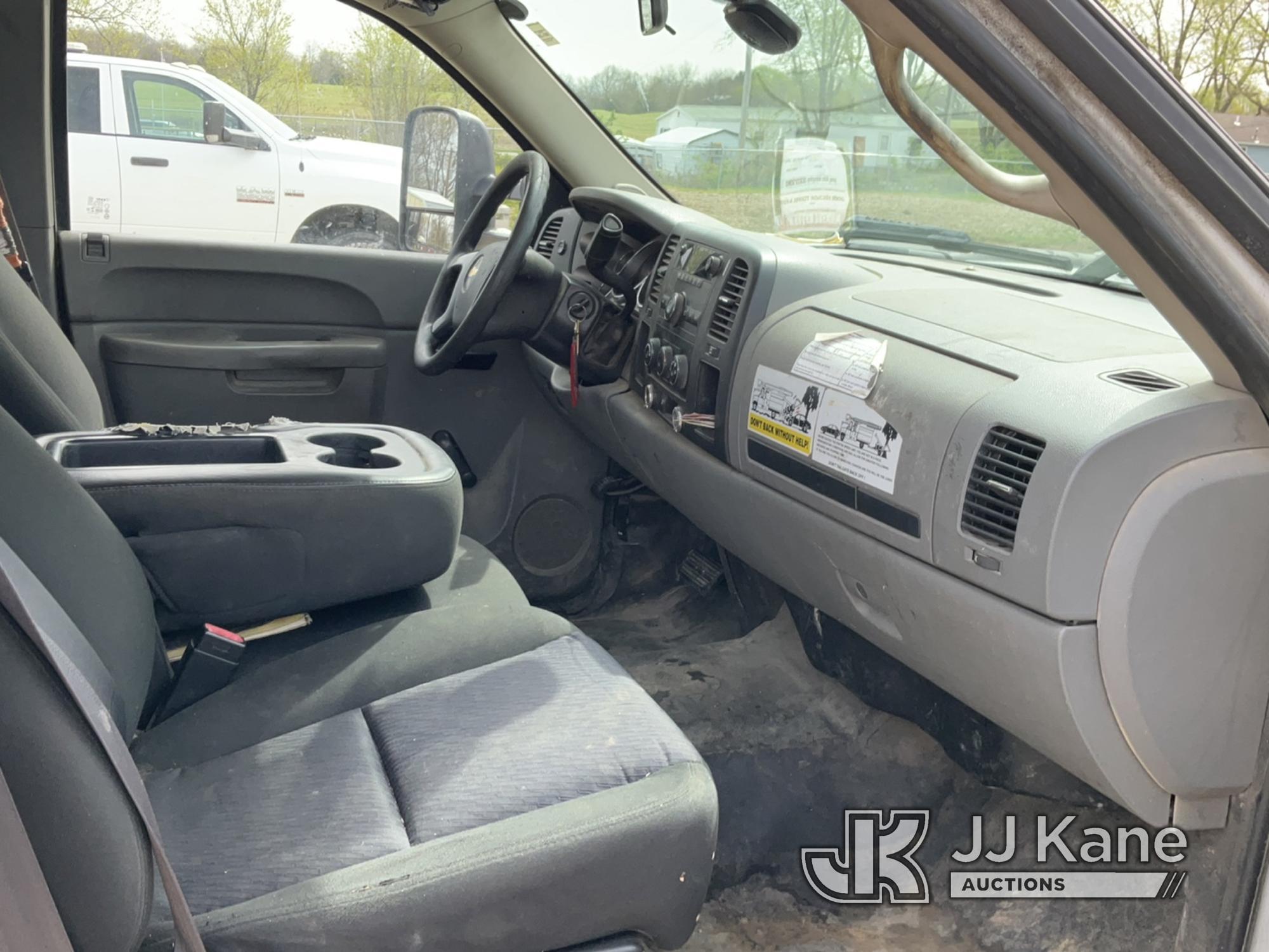 (Hawk Point, MO) 2011 Chevrolet Silverado 2500 Extended-Cab Pickup Truck Runs & Moves) (Paint damage