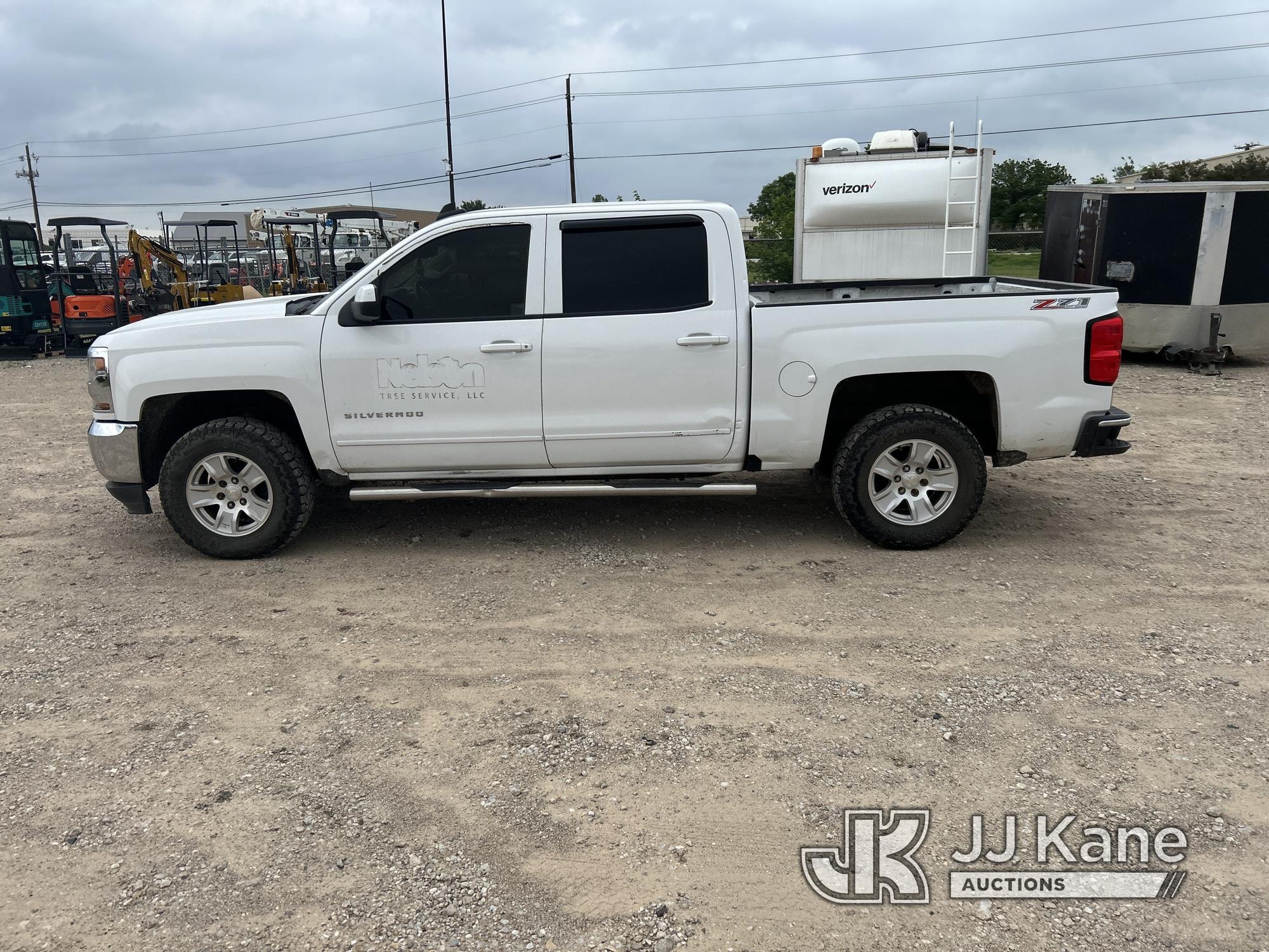 (Waxahachie, TX) 2018 Chevrolet Silverado 1500 4x4 Crew-Cab Pickup Truck Runs & Moves Rough) (Engine