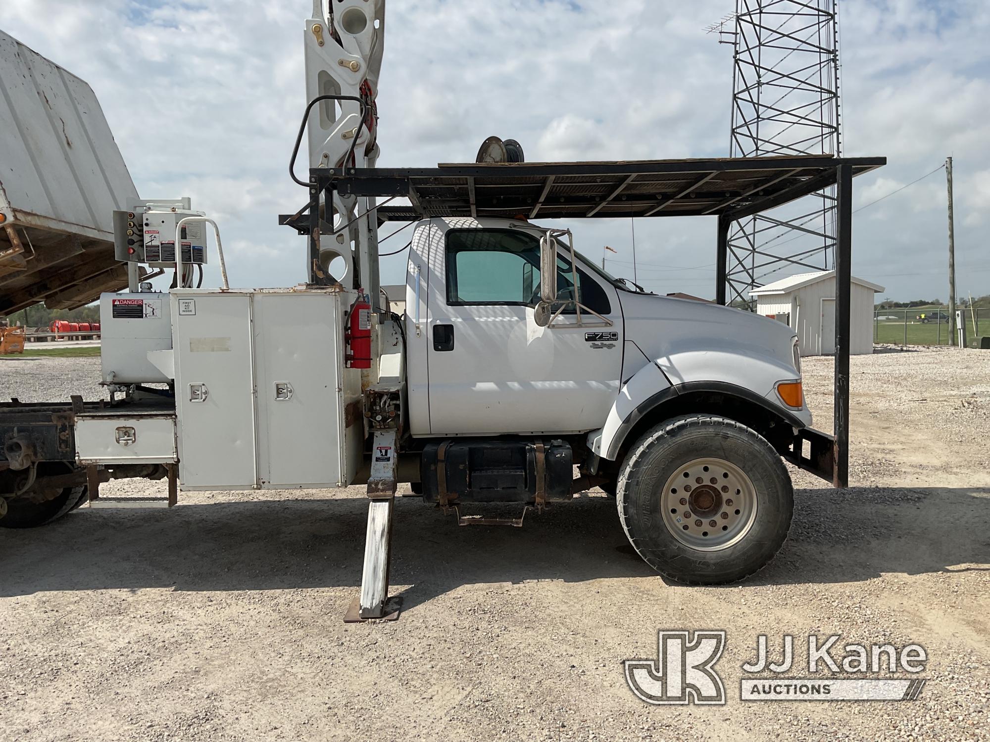 (New London, MO) Altec LRV60E70, Over-Center Bucket Truck mounted behind cab on 2002 Ford F750 Chipp