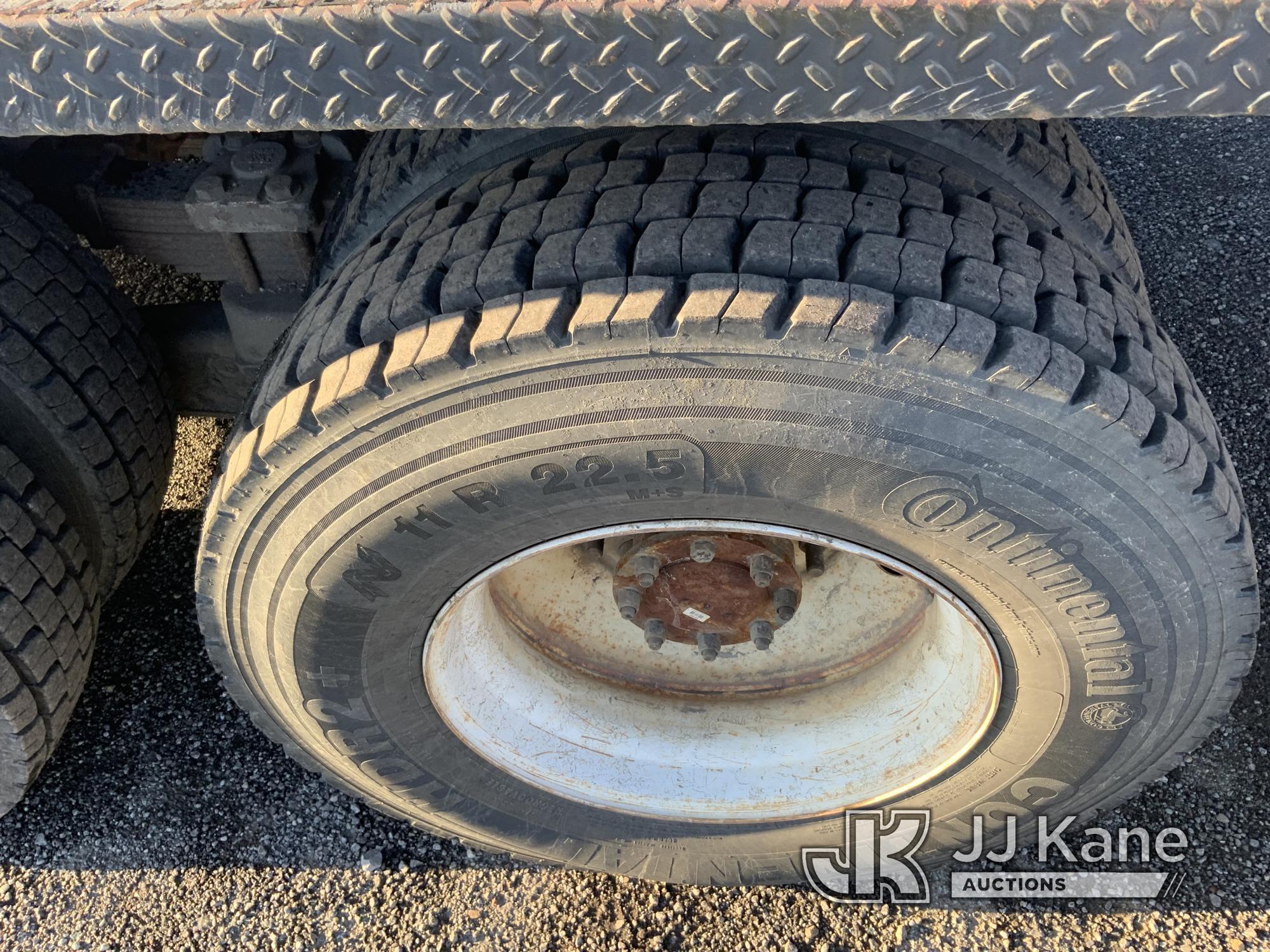 (Ashland, OH) Altec AM900-E100, Double-Elevator Bucket Truck rear mounted on 2007 Peterbilt 335 T/A