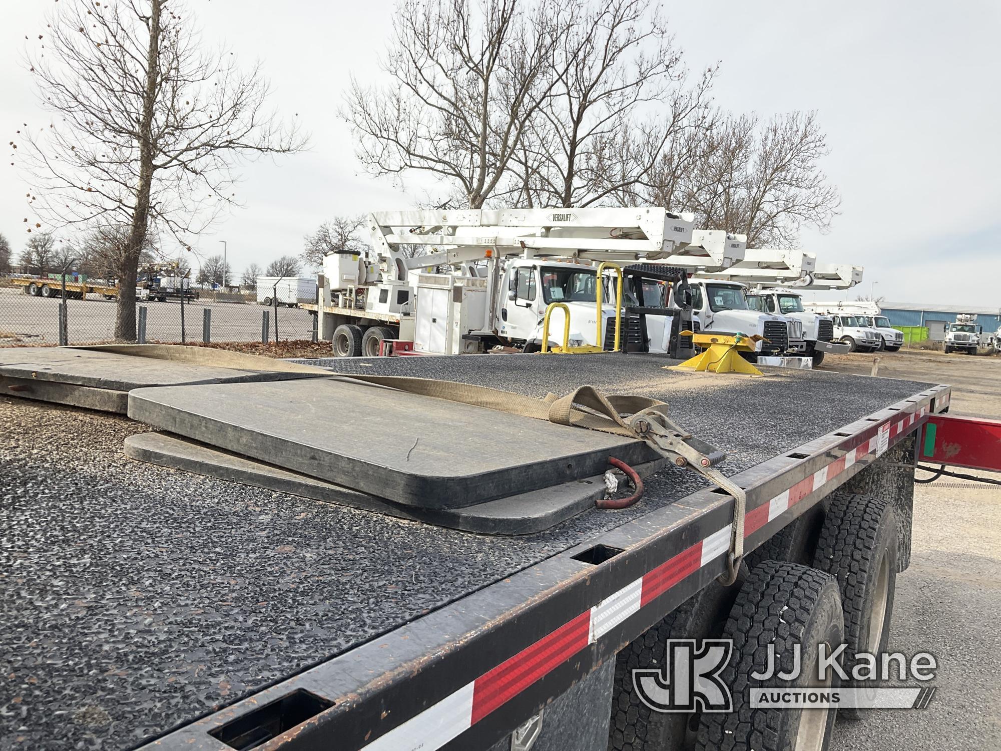 (Kansas City, MO) Elliott H110F, Telescopic Non-Insulated Sign Crane/Platform Lift mounted behind ca