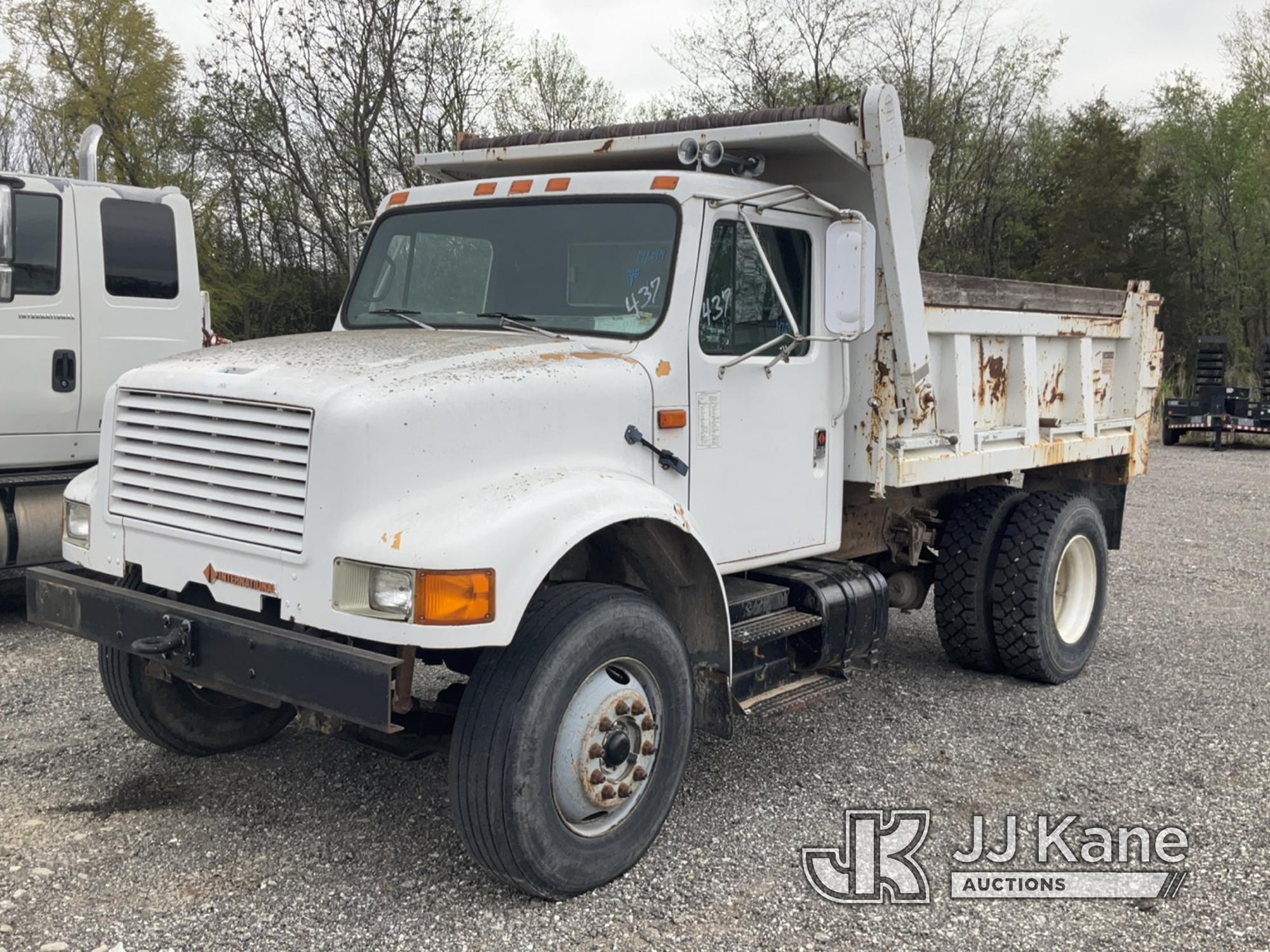 (Tipton, MO) 1990 International 4900 Dump Truck Runs, Moves & Operates) (Rust/Paint Damage.)