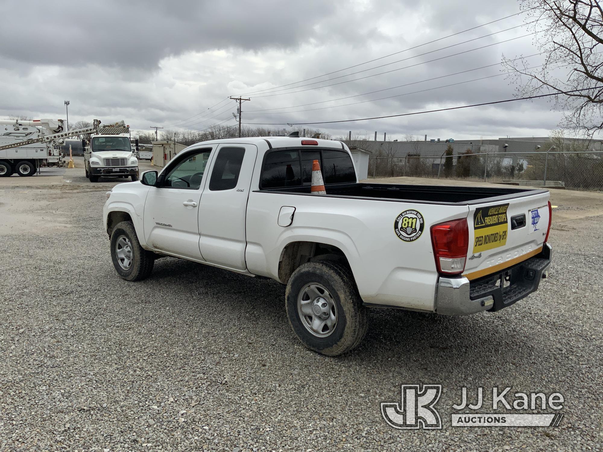 (Fort Wayne, IN) 2016 Toyota Tacoma 4x4 Extended-Cab Pickup Truck Runs & Moves
