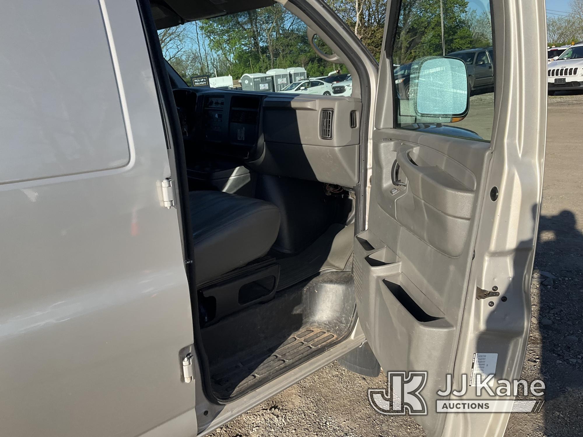 (Plymouth Meeting, PA) 2005 GMC Savana G3500 Cargo Van Runs & Moves, Body & Rust Damage