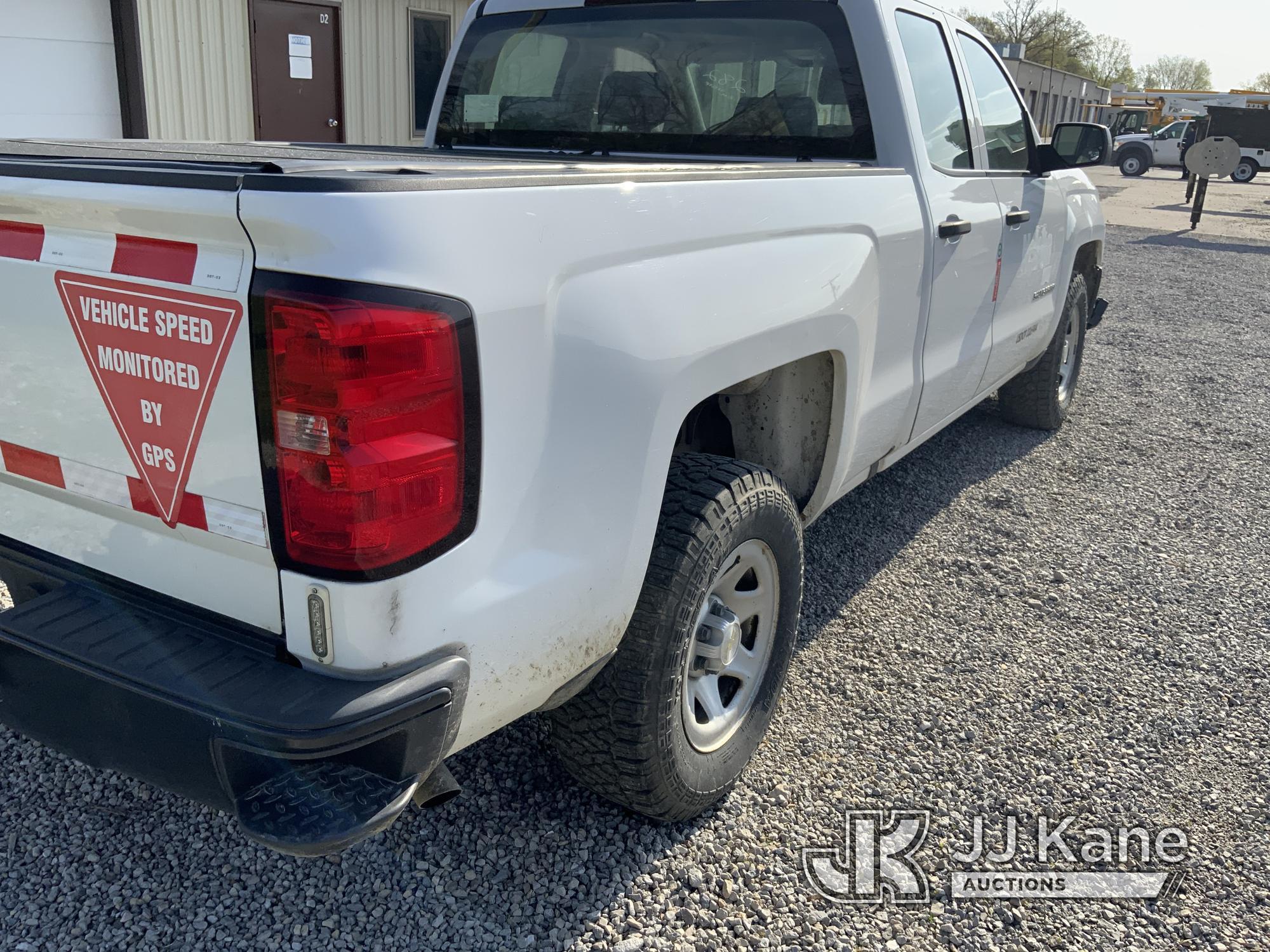 (Fort Wayne, IN) 2016 Chevrolet Silverado 1500 4x4 Extended-Cab Pickup Truck Runs & Moves, Body Dama