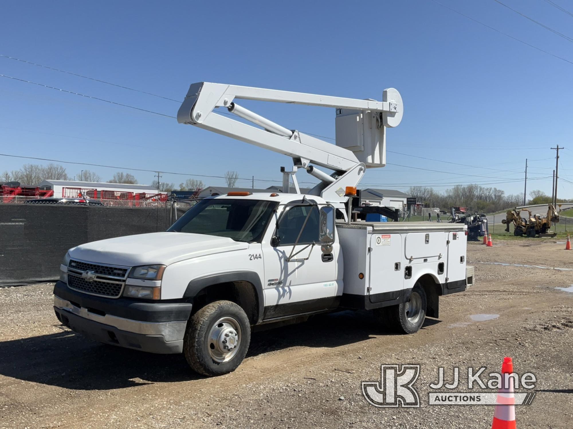 (Charlotte, MI) Versalift SHV28PS, Non-Insulated Bucket Truck mounted behind cab on 2005 Chevrolet S