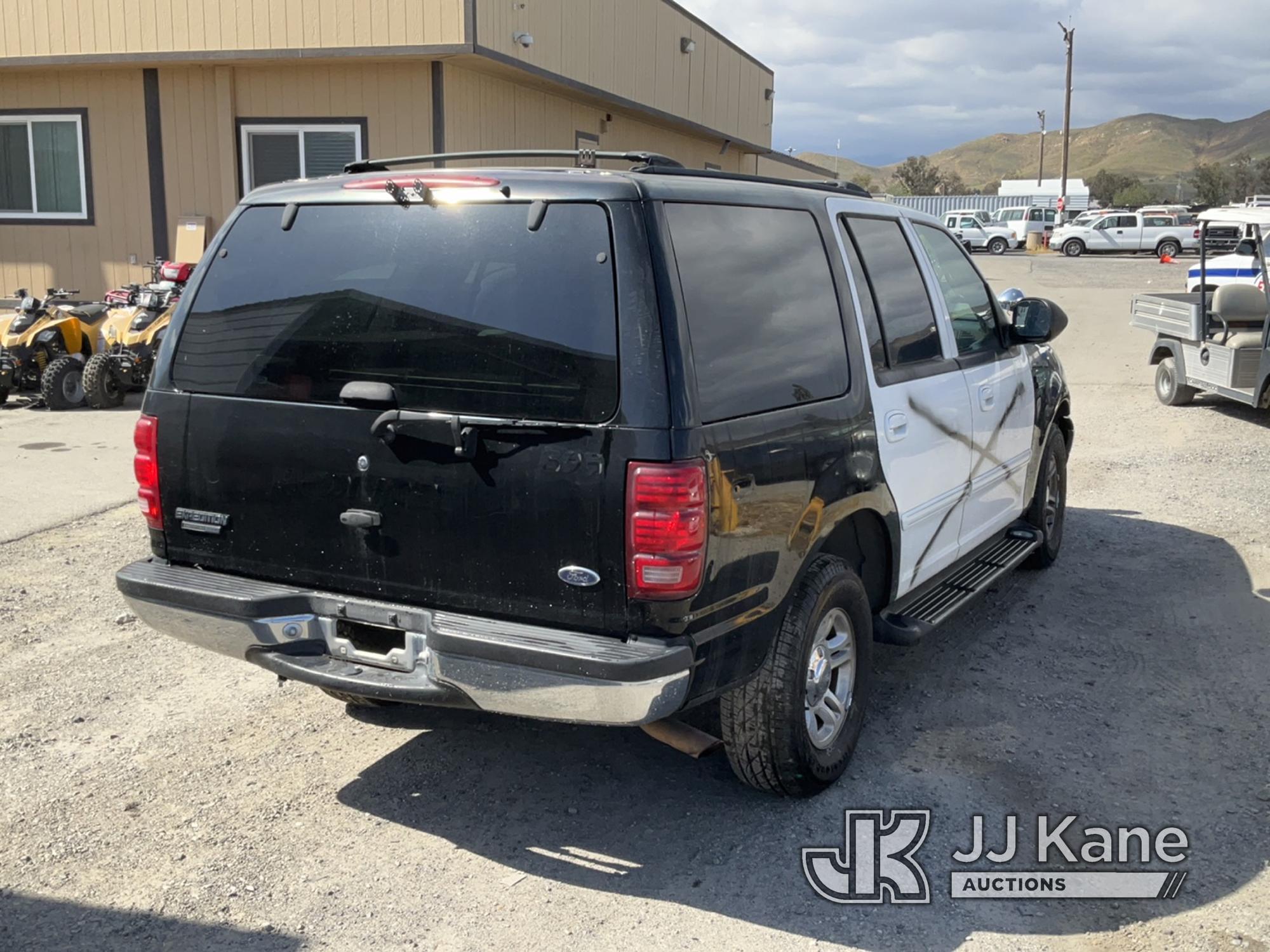 (Jurupa Valley, CA) 2002 Ford Expedition XLT Sport Utility Vehicle Runs & Moves, Paint Damage, Needs