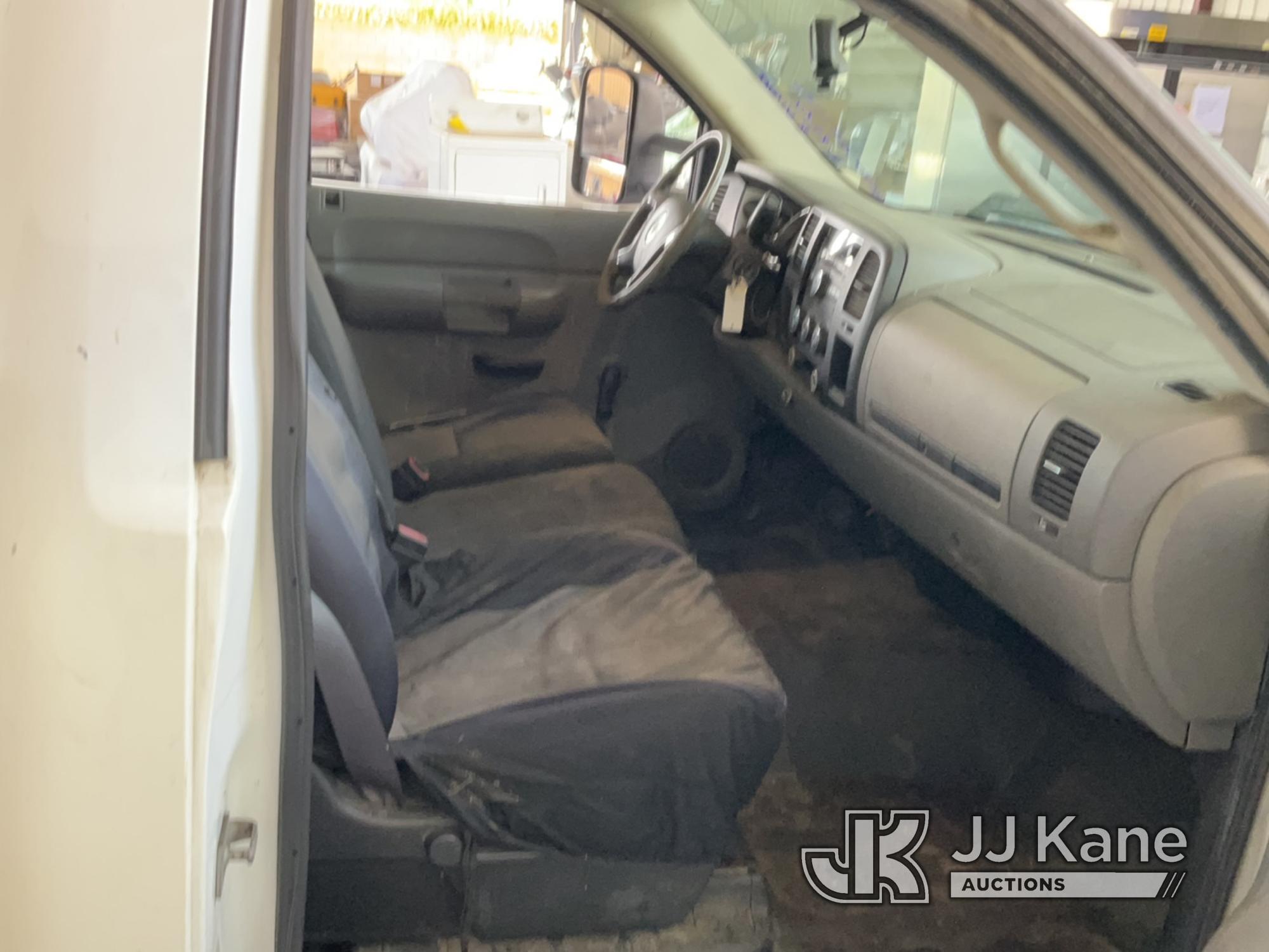 (Jurupa Valley, CA) 2008 GMC Sierra 2500 HD Regular Cab Pickup 2-DR Runs & Moves, Driver Door is Dam