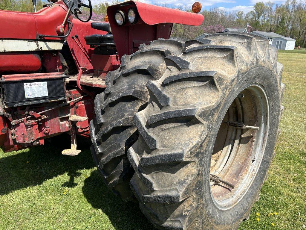 INTERNATIONAL FARMALL 856 TRACTOR, 3PT, NO TOP LINK, 540 & 1000 PTO, DIESEL, 2-REMOTES, 18.4-38 REAR