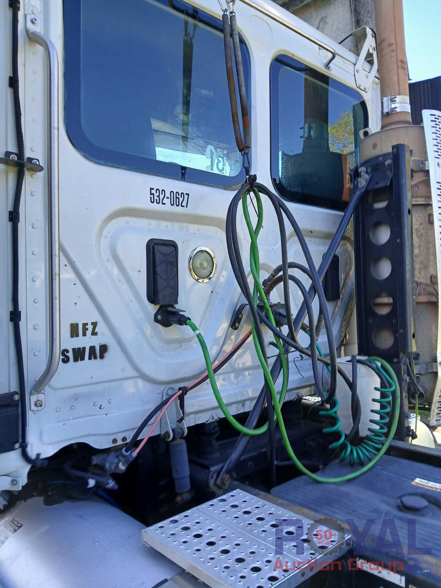 2011 Freightliner Cascadia 113 Day Cab Tractor