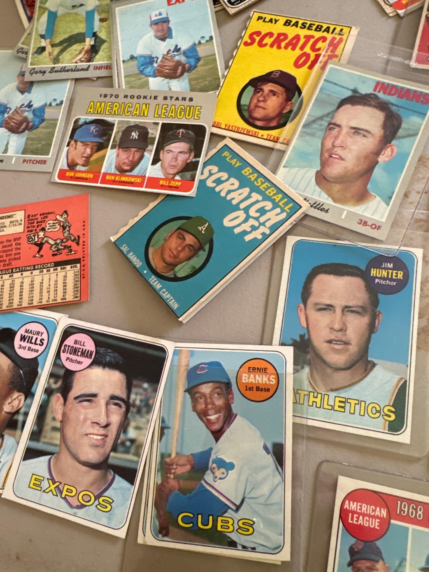 Large lot of a sort of baseball cards from 1959 to 1980 /living rm