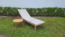 BRAND NEW OUTDOOR 100% FSC SOLID WOOD CHAISE LOUNGER WITH CREAM CUSHIONS + ROUND SIDE TABLE