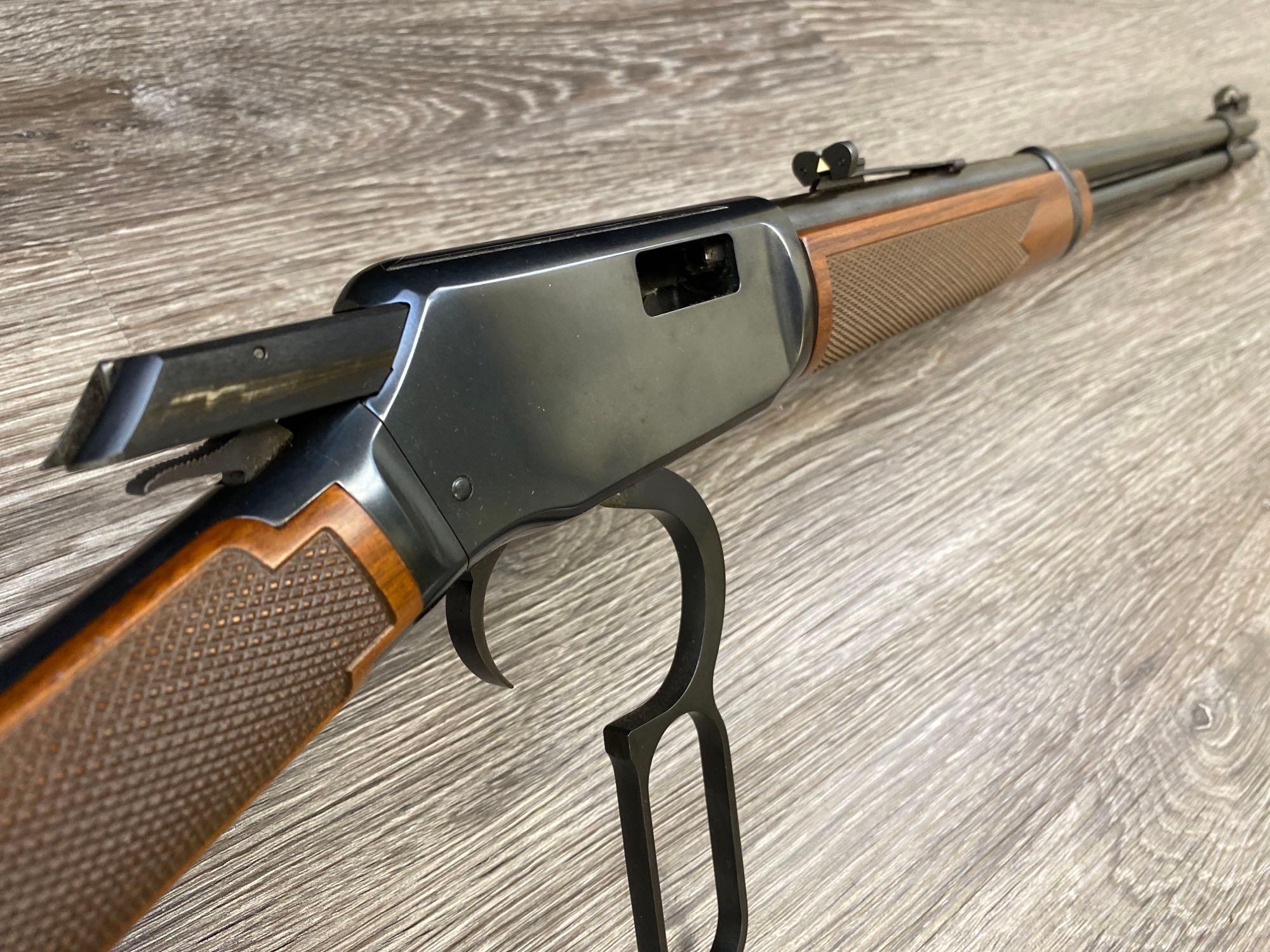 WINCHESTER MODEL 9422 DELUXE .22 S, L OR LR LEVER ACTION RIFLE