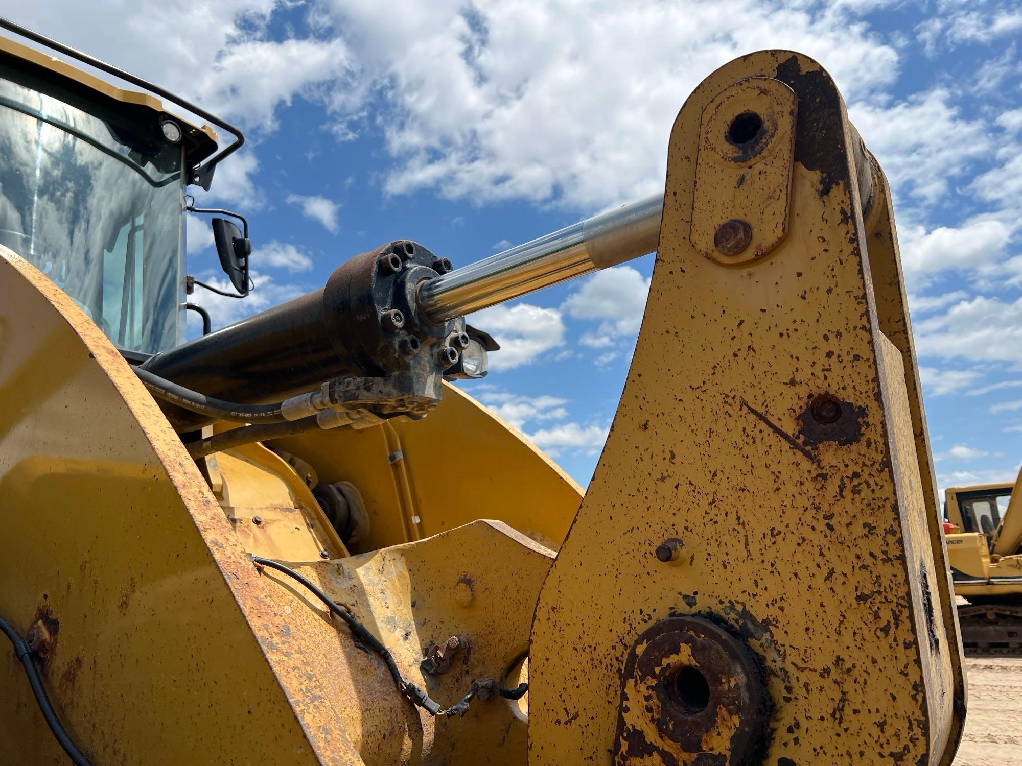 2019 CATERPILLAR 962M RUBBER TIRE LOADER