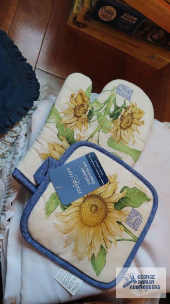 Queen size sheets, pot holders, and place mats