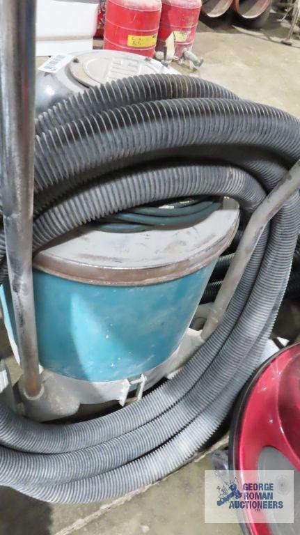 Hild commercial shop-vac with extra hose