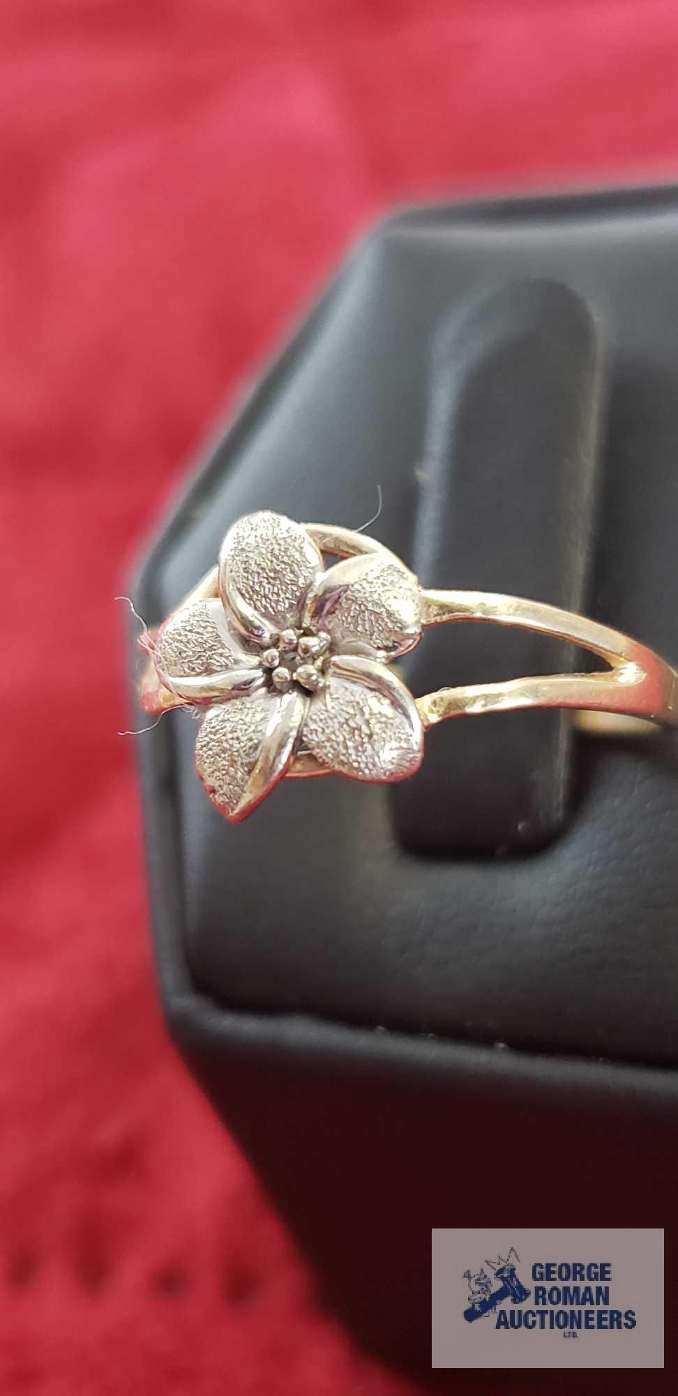 Two tone floral ring with clear gemstone chip, approximate total weight 1.41 G