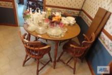 Round kitchen table with two leaves and four chairs