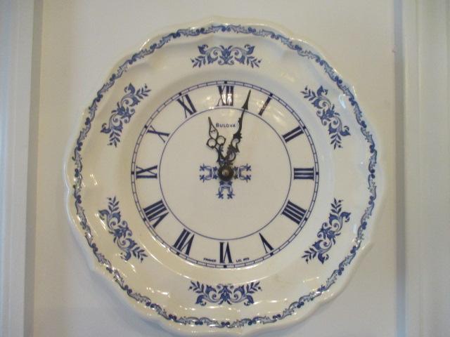 Two Round Blue and White Quartz Plate Clocks