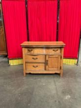 Antique Tiger Oak Commode w/ 3 Drawers & Cupboard. Brass Drawer Pulls. Beautiful Grain. See pics.
