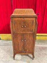 Antique Victor Victrola Gramophone Record Player in Tiger Oak Cabinet w/ Approx. 40+ Records. See