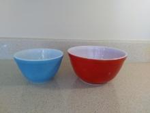 Collection of 2 Pyrex Nesting Mixing Bowls