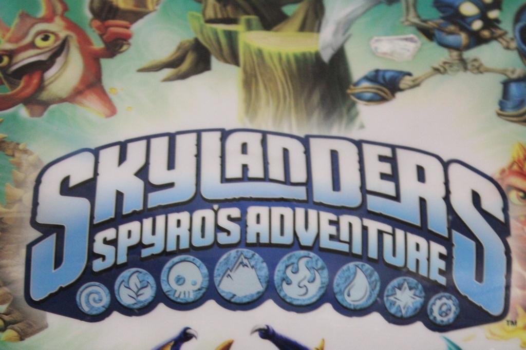 2 Cases Skylanders Giants & Spyros Adv. Figures