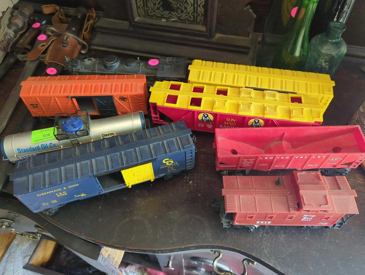 (FD) LOT OF 8 MODEL TRAINS, 1 MARX 666 LOCOMOTIVE, AND 7 CARS OF DIFFERENT DESIGNS.