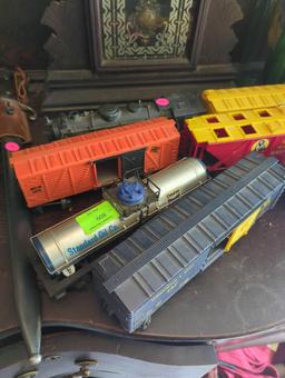 (FD) LOT OF 8 MODEL TRAINS, 1 MARX 666 LOCOMOTIVE, AND 7 CARS OF DIFFERENT DESIGNS.