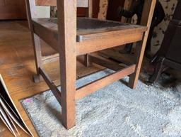 (LR) ANTIQUE STICKLEY STYLE MISSION OAK SLAT BACK ARM CHAIR WITH LEATHER SEAT & NAIL HEAD TRIM.