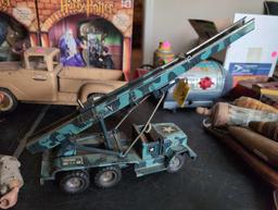 (LR) 3 PC. VINTAGE TIN TOY LOT TO INCLUDE AN ALPS JAPAN U.S. ARMY ROCKET LAUNCHER TRUCK 9" X 3" X